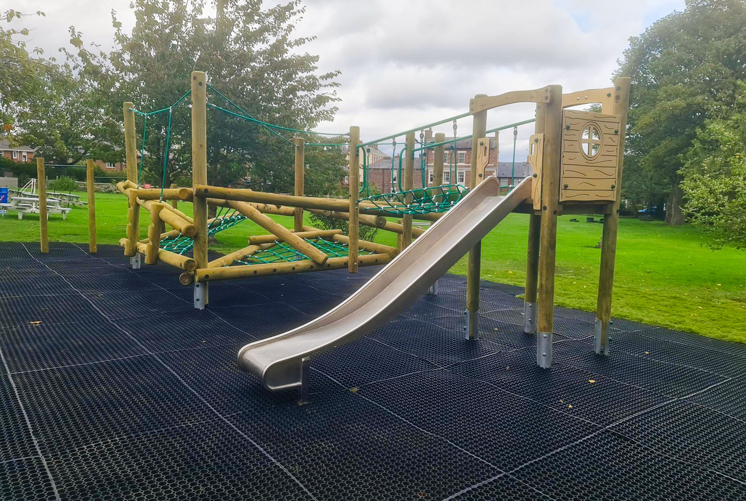 Hyperion play equipment with grassgaurds