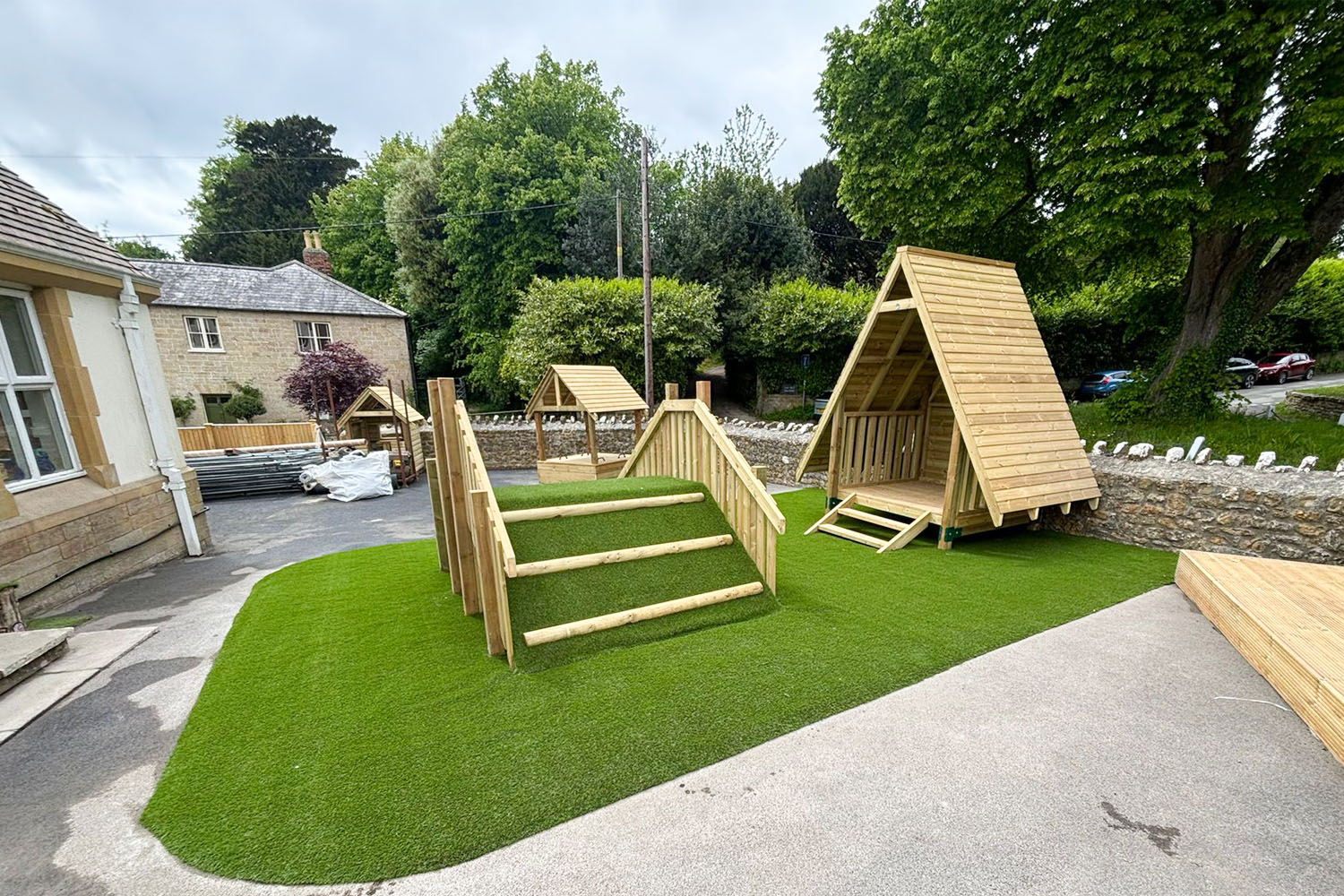 Play Den, Mini Tunnel Mound & Artificial Grass