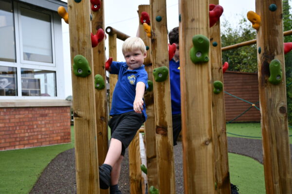 WR6 6QA-5884-Traversing Forrest 1